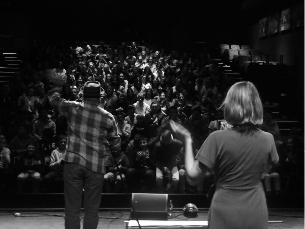 De spelers en het publiek na afloop van een educatieve theatervoorstelling van De Nuance
